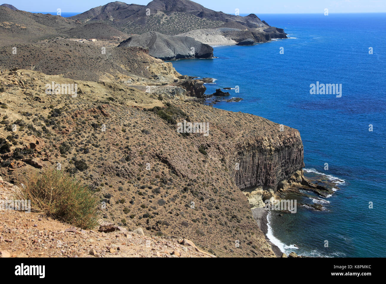 Küstenlandschaft Cabo de Gata Naturpark, Blick nach Osten in Richtung San Jose, Almeria, Spanien Stockfoto