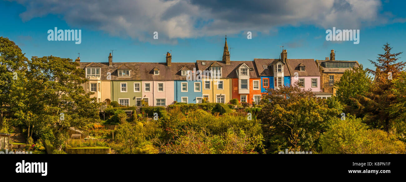 Northumberland Küste, eine Reihe von farbenfrohen Cottages im Küstenort Alnmouth September 2017 Stockfoto