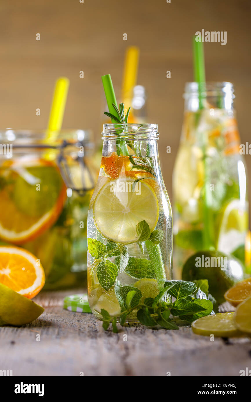 Lecker kühles Getränk mit Zitrone und Minze Stockfoto