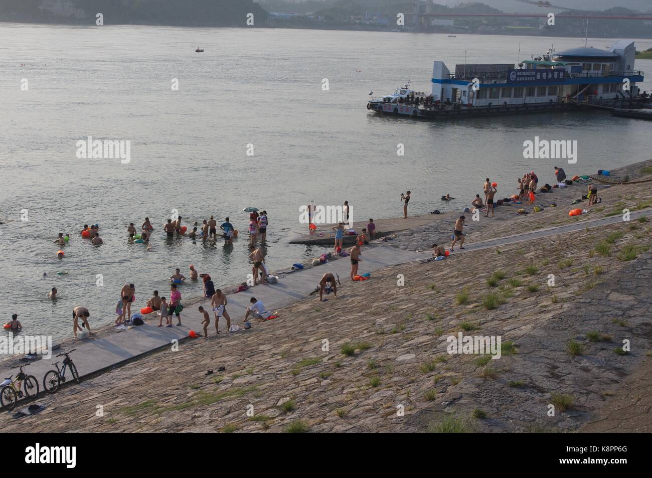 Yichang Bewohner Schwimmen im Fluss Yangtze, hinter dem Drei-Schluchten-Staudamm, an einem Sommerabend. August 2015. Stockfoto