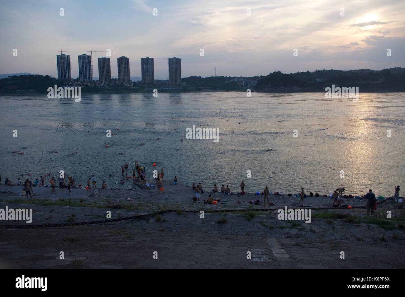 Yichang Bewohner Schwimmen im Fluss Yangtze, hinter dem Drei-Schluchten-Staudamm, an einem Sommerabend. August 2015. Stockfoto