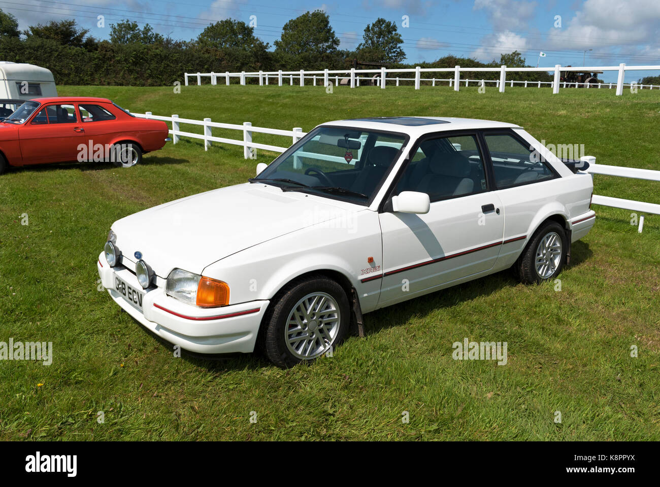 Einen klassischen weißen Ford Escort xr3i bei einem Oldtimertreffen in Cornwall, England, Großbritannien. Stockfoto