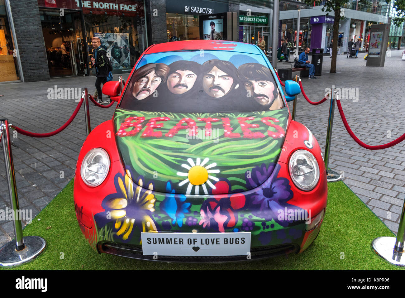 Sommer der Liebe Bugs in Liverpool, England, UK, VW Käfer, die lackiert 50 Jahre der Sommer der Liebe und die Freigabe der Beatles sgt Feiern, Peppe Stockfoto