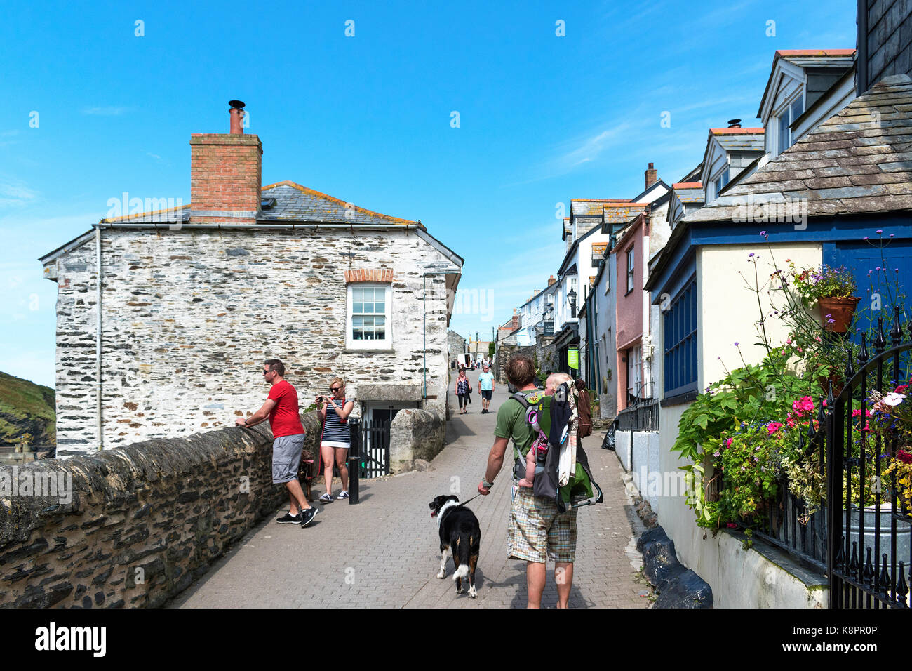 Das Dorf von Tintagel in Cornwall, England, Großbritannien, Großbritannien, dieses schöne Küsten villge wird regelmäßig als Drehort für hit Fernsehen ser verwendet Stockfoto