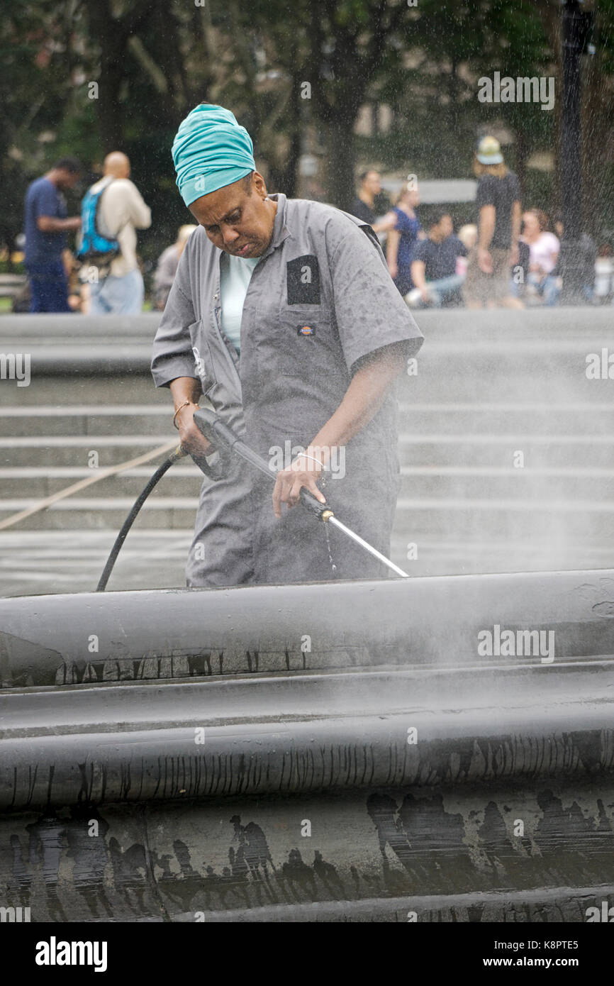 Ein New York City Parks Abt. Arbeiter macht Waschen der Brunnen im Washington Square Park in Greenbwich Village, New York City. Stockfoto