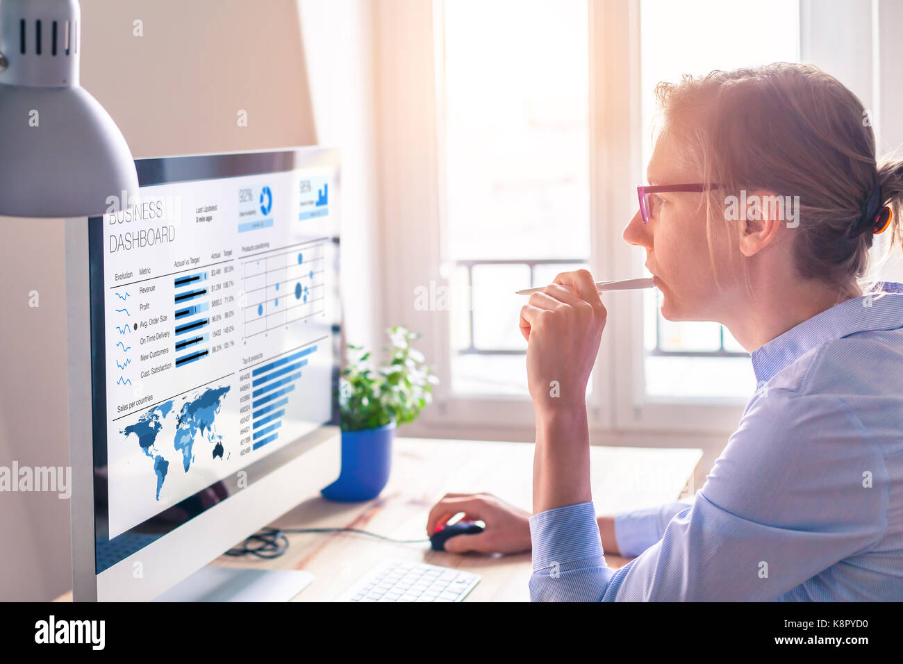 Geschäftsfrau auf Business Analytics (BA) oder Intelligence (BI)-Dashboard auf dem Bildschirm mit einem Umsatz Daten statistischer Bericht und Taste perf suchen Stockfoto