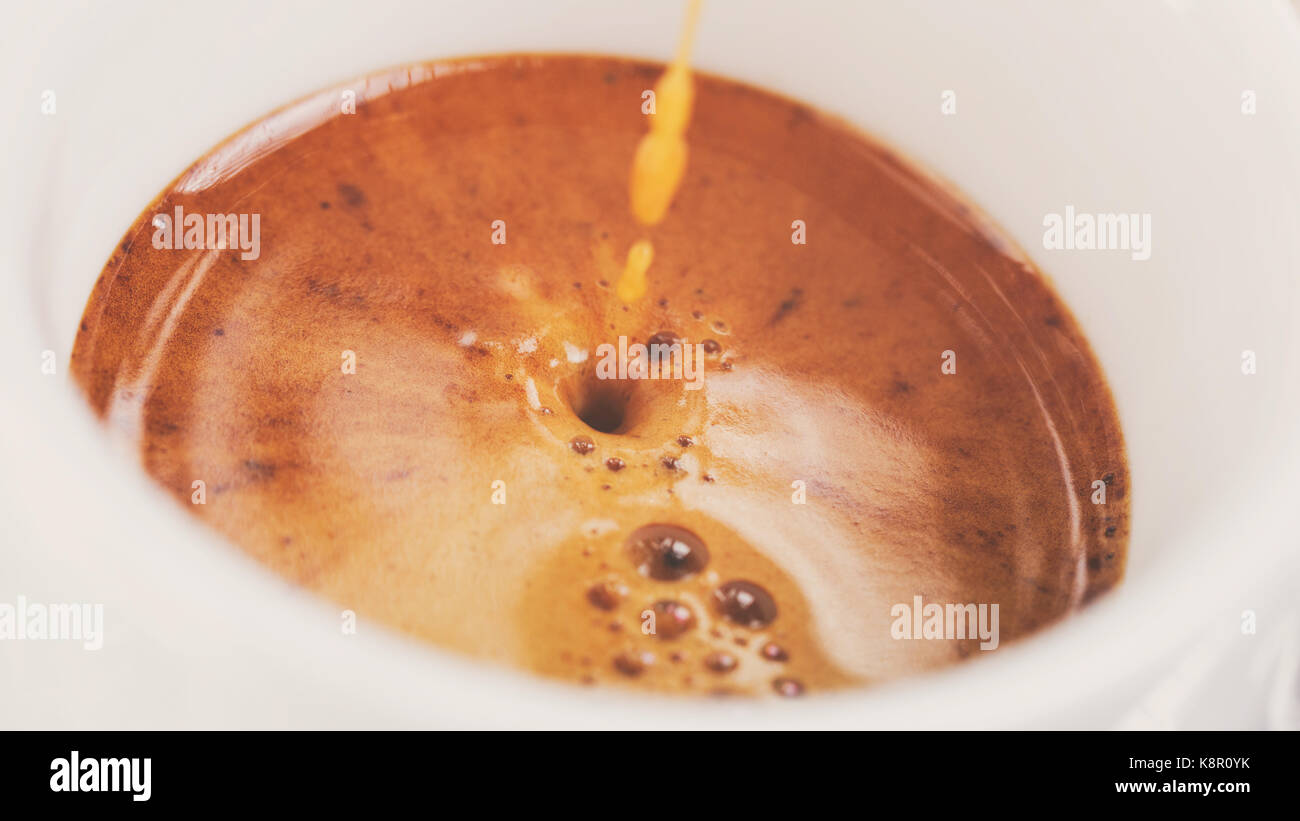 Extraktion von Espresso mit Crema in der Tasse Stockfoto