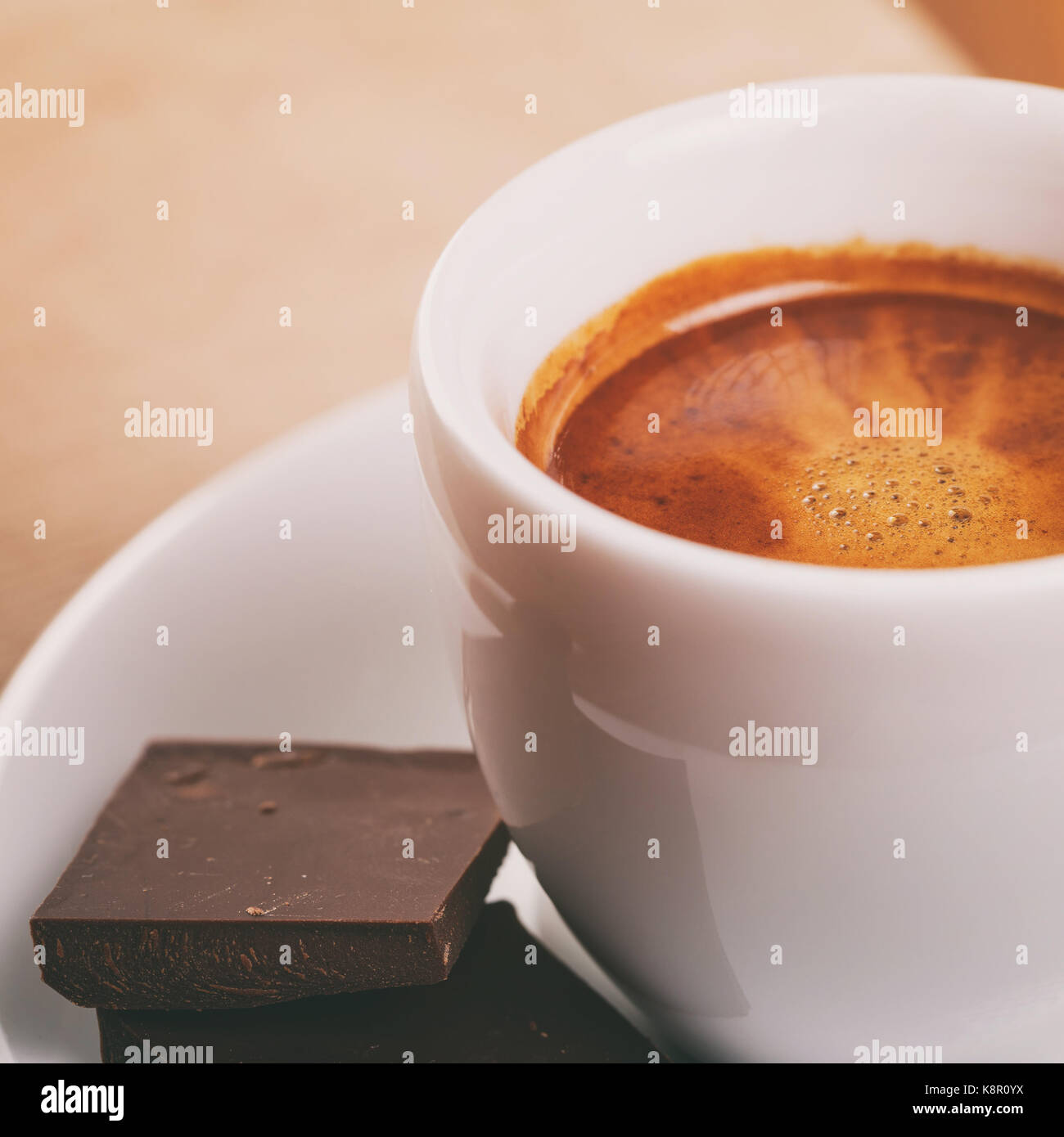 Frisch zubereiteten Espresso shot mit Schokolade Stockfoto
