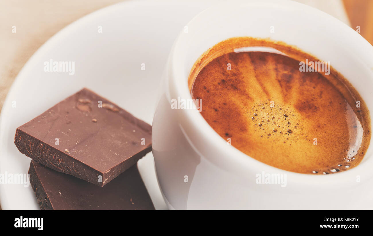 Frisch zubereiteten Espresso shot mit Schokolade Stockfoto