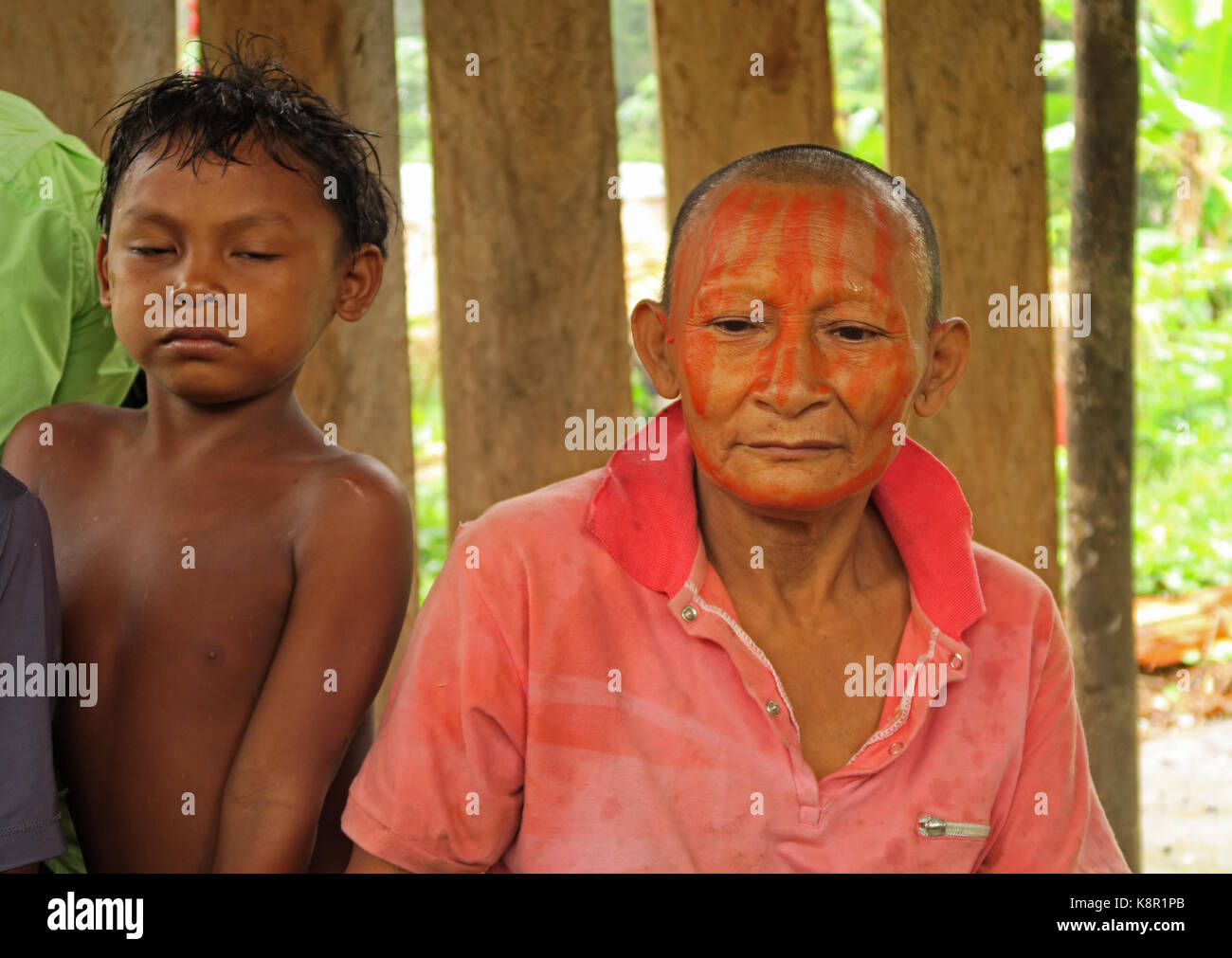 Nukak Dame mit traditionellen Gesicht Farbe und junge Capricho, Guaviare Abteilung; Kolumbien November Stockfoto