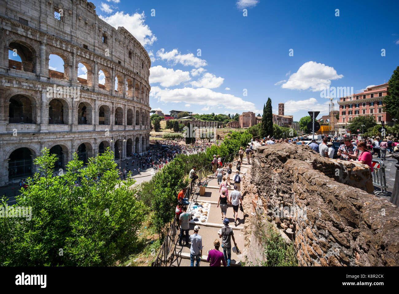 Rom. Italien. Massen von Leuten, die ins Kolosseum. Stockfoto