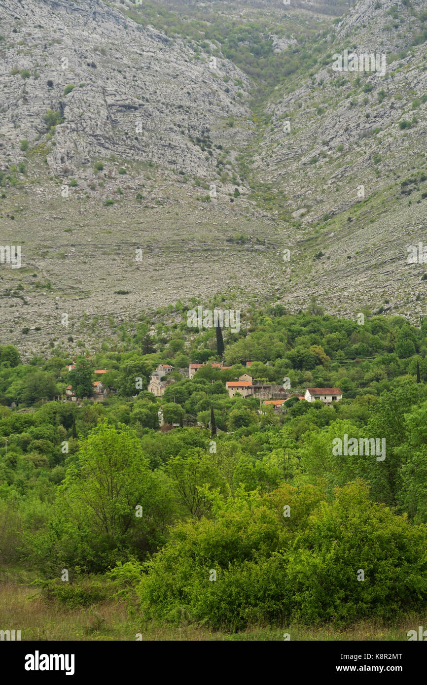 Dorf am Hang Popovo polje Karstgebiet, Herzegowina, Bosnien und Herzegowina April Stockfoto