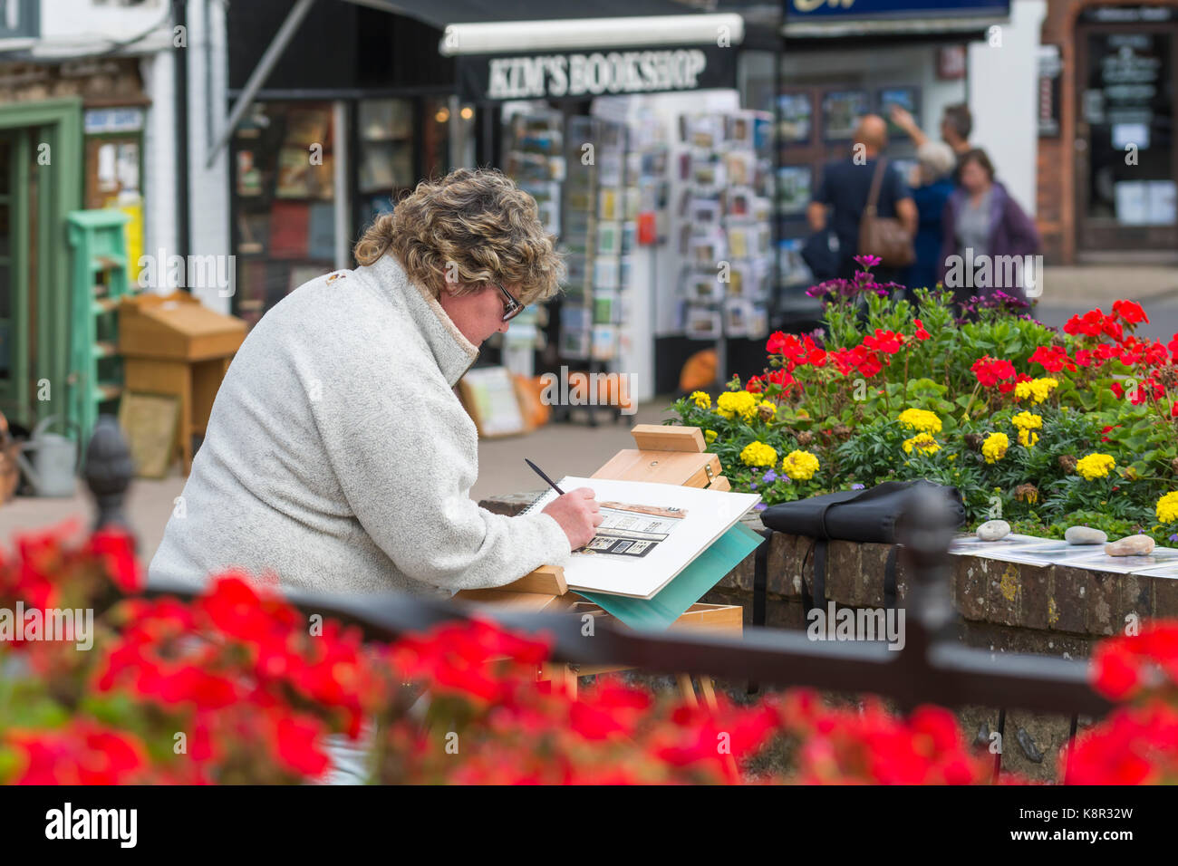 Künstlerin Malerei einen lokalen Shop mit Lack- und Staffelei in Arundel, West Sussex, England, UK. Stockfoto