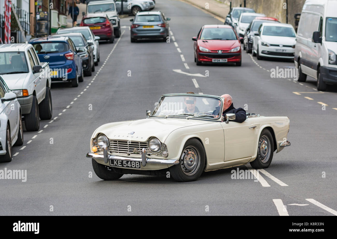 Weiße cabrio Triumph TR$ Cabrio Sportwagen von 1964 in Großbritannien. Top Oldtimer der UK Open. Stockfoto