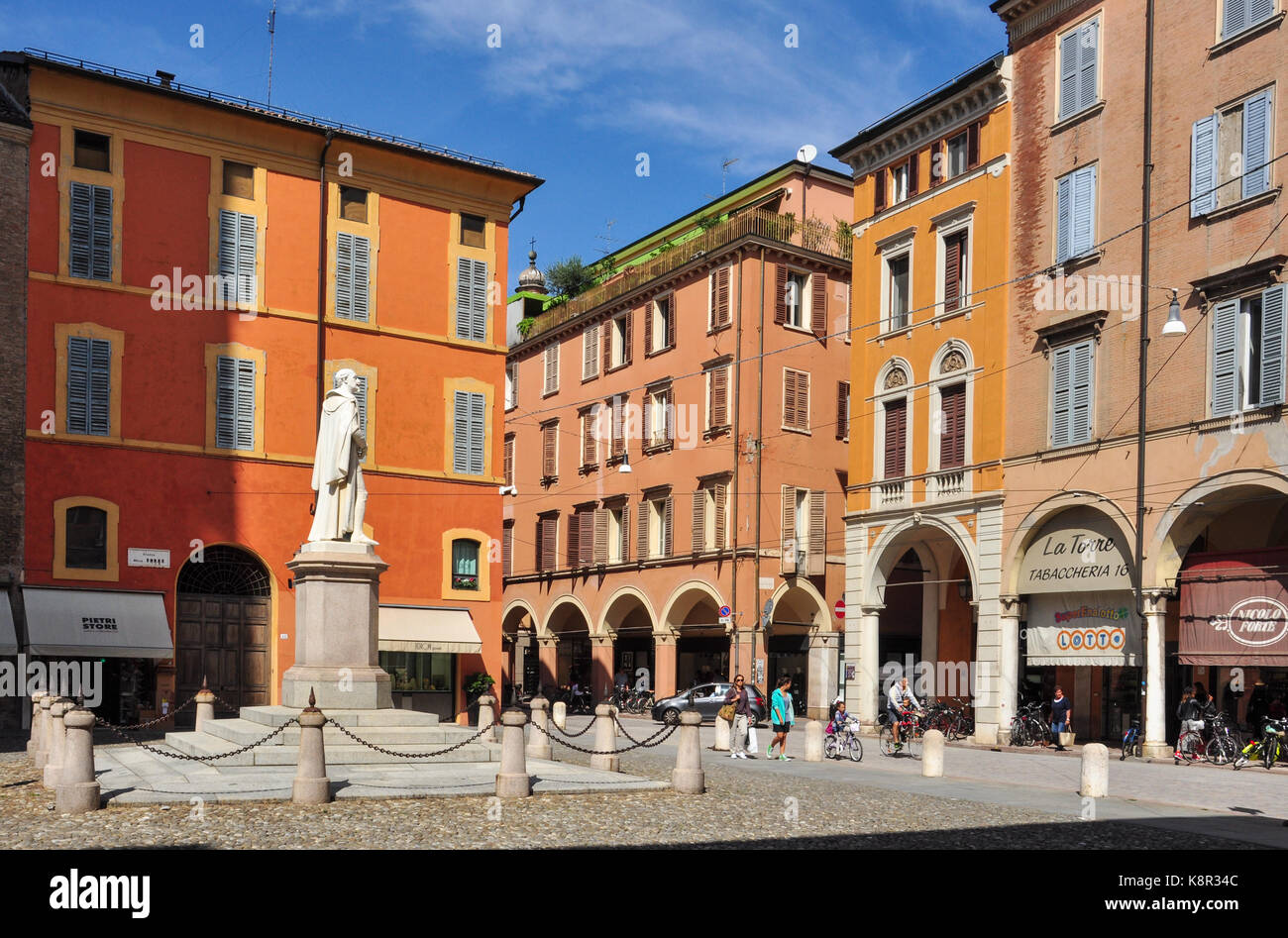 Statue von Alessandro Tassoni in Piazza della Torre und die Via Emilia, Modena, Italien Stockfoto