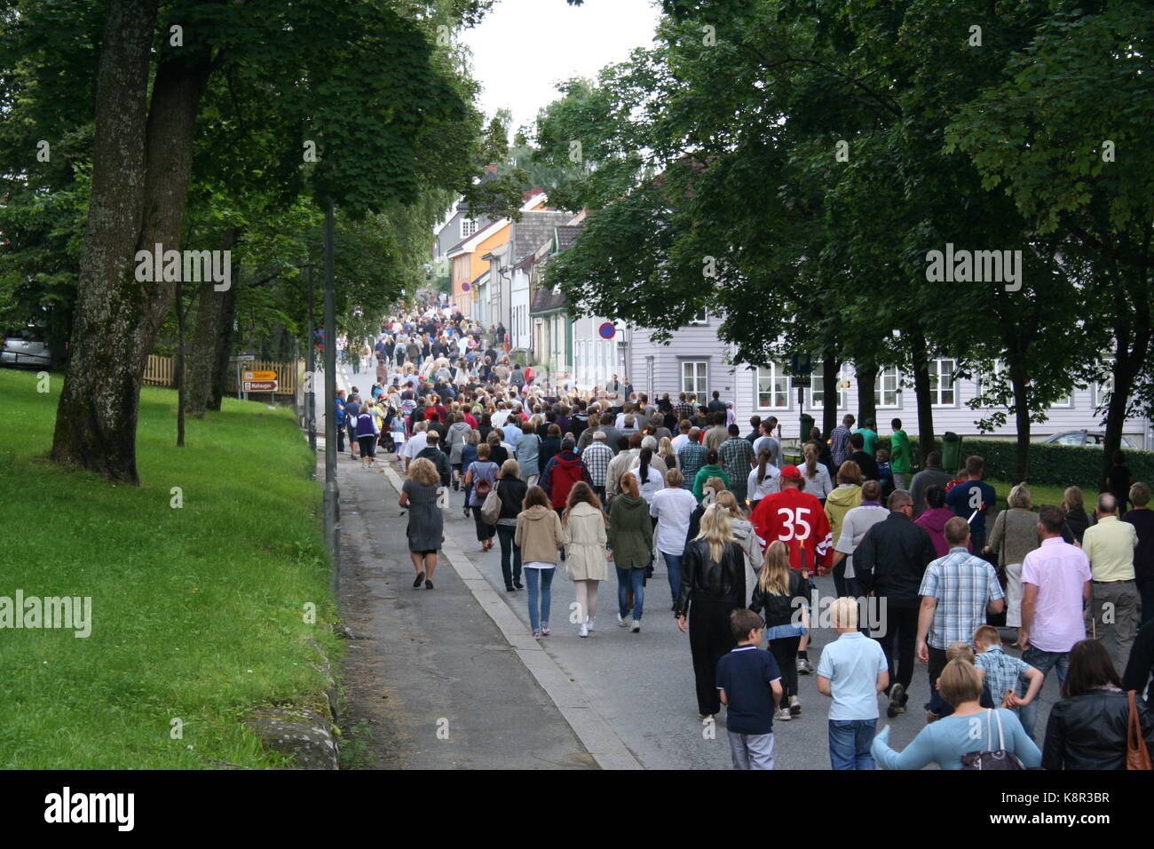 Bild von einer Prozession in Lillehammer statt 25. Juli 2011 der Opfer der Terroranschläge drei Tage früher zu gedenken. Stockfoto