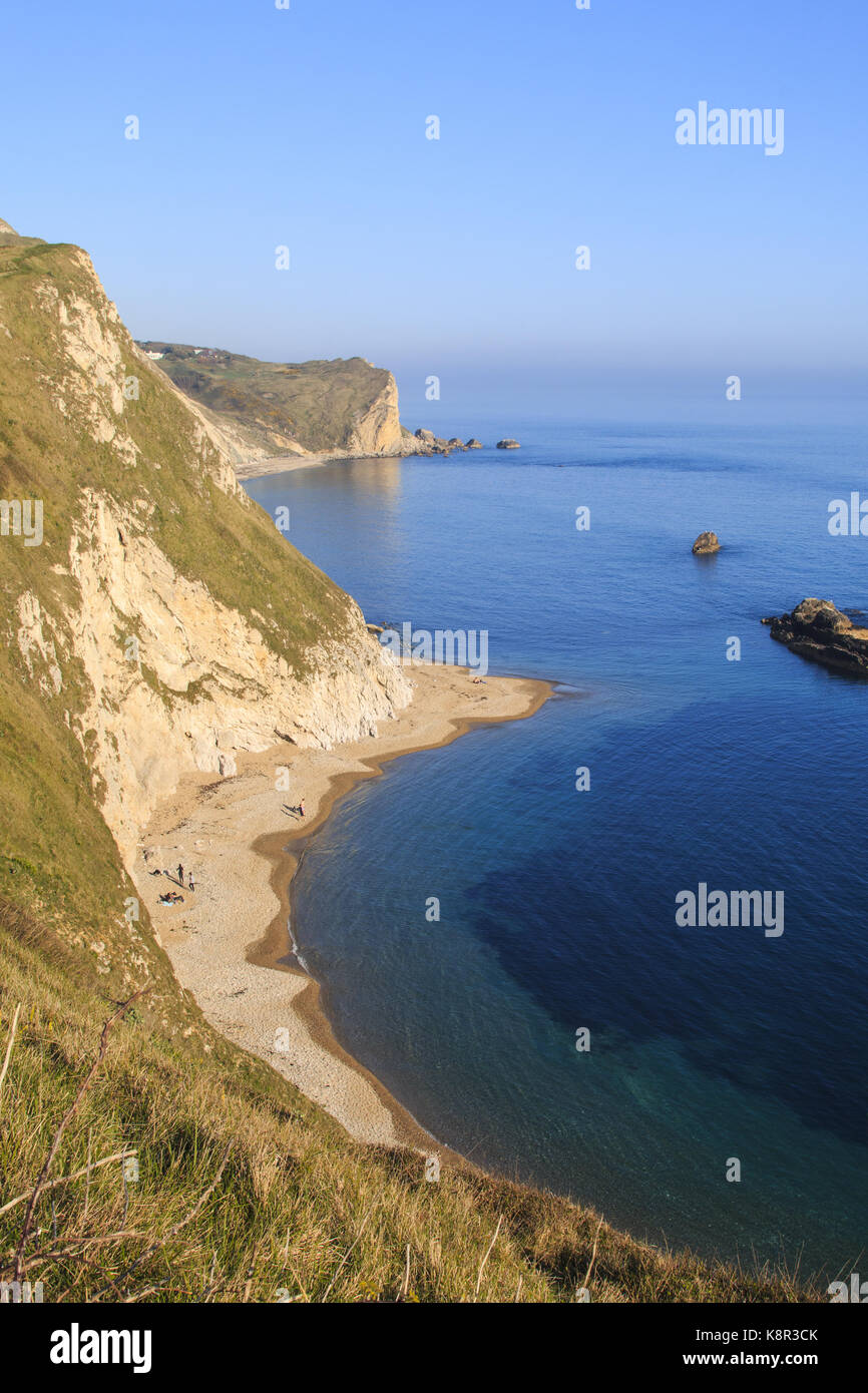 Coastal View mit klarem Wasser und steile Klippen, Man'o Krieg Bay, Dorset, England, April Stockfoto