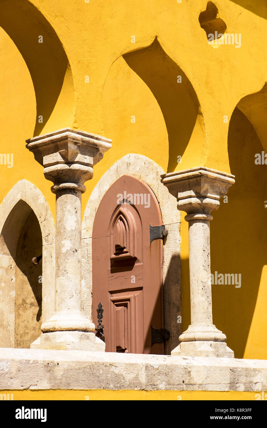 Ein kleines architektonisches Detail Der Pena Palast in Sintra, Portugal zeigt einige der besonderen Merkmale von Bögen und Säulen. Stockfoto