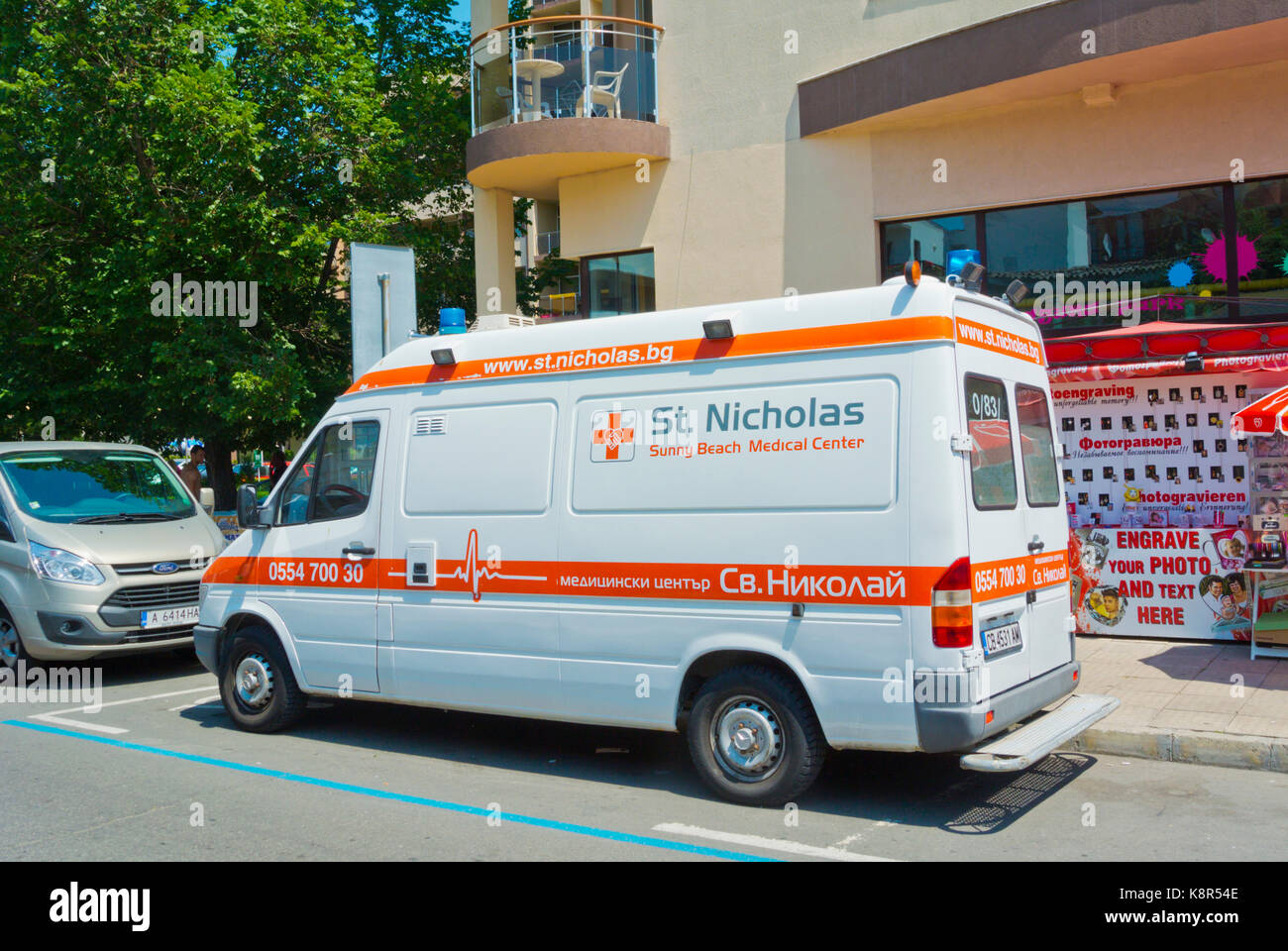 Krankenwagen, vor St Nicholas Medical Center, Sonnenstrand, Bulgarien Stockfoto