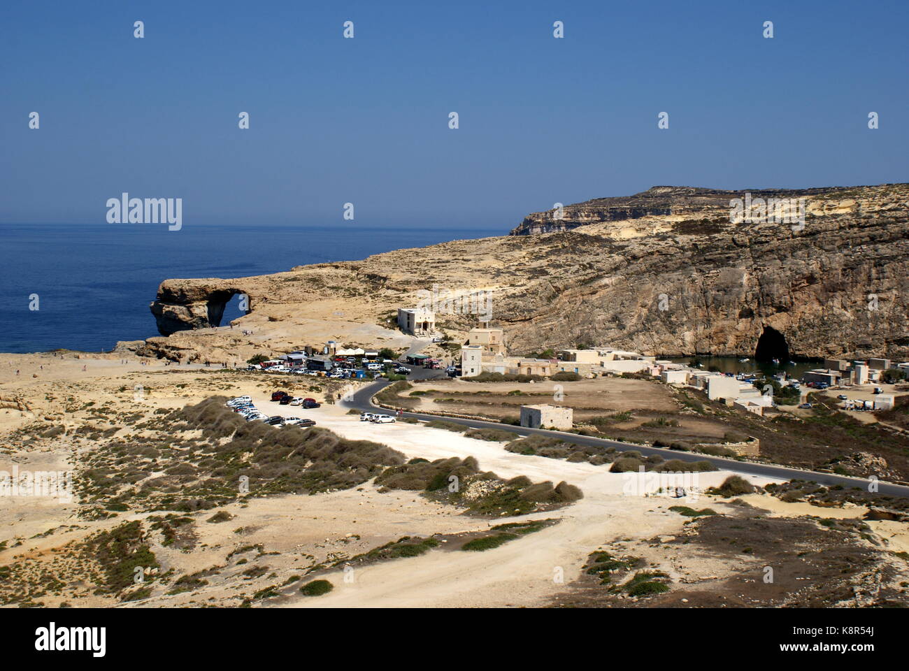 Blick nach unten in Richtung der Azure Window und Eingang zum Binnenmeer, Dwejra Bay, San Lawrenz, Gozo, Malta Stockfoto