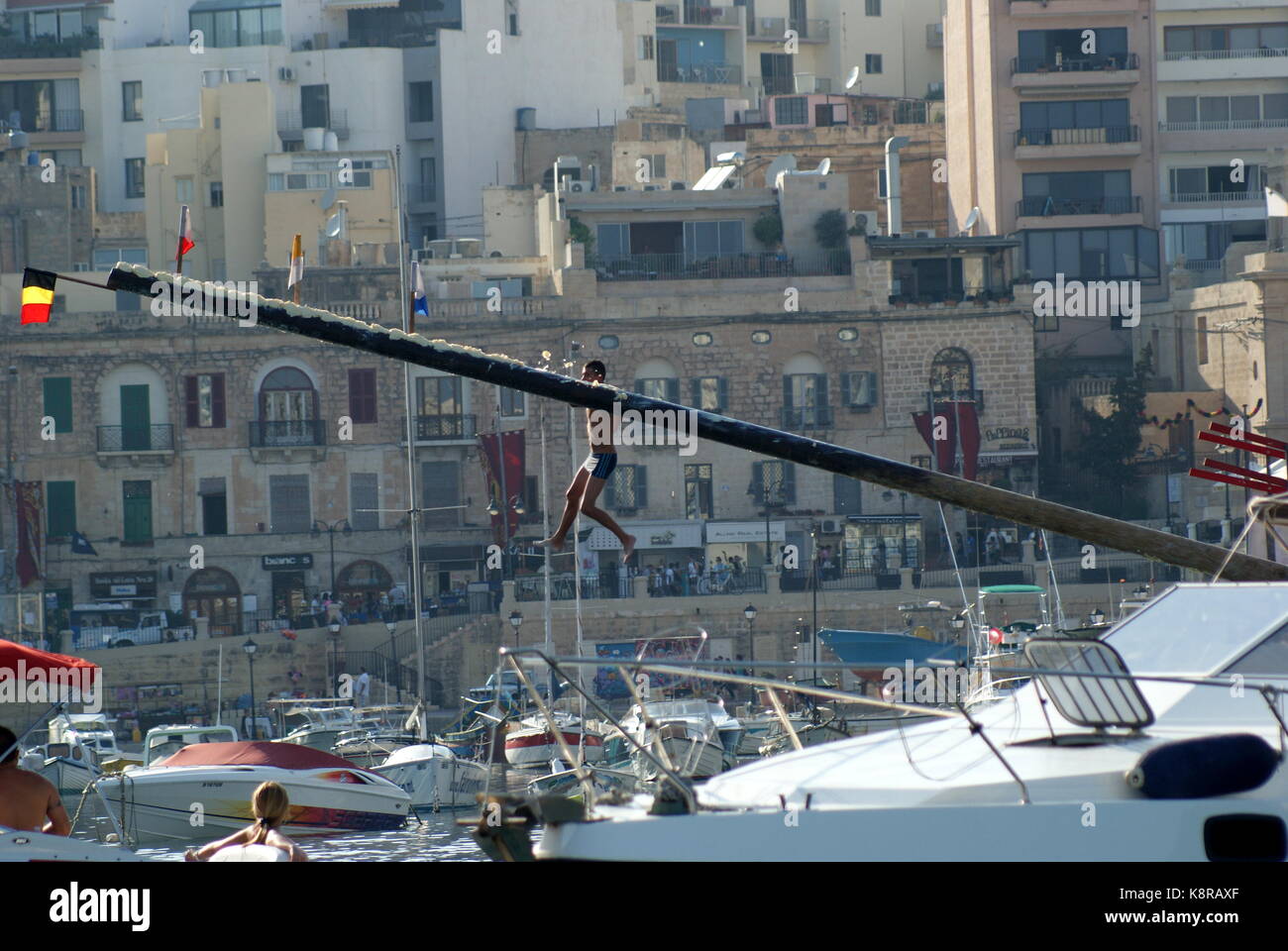 Der klettermast am Fest des Hl. Julian Feier, St Julians Bay, Malta Stockfoto