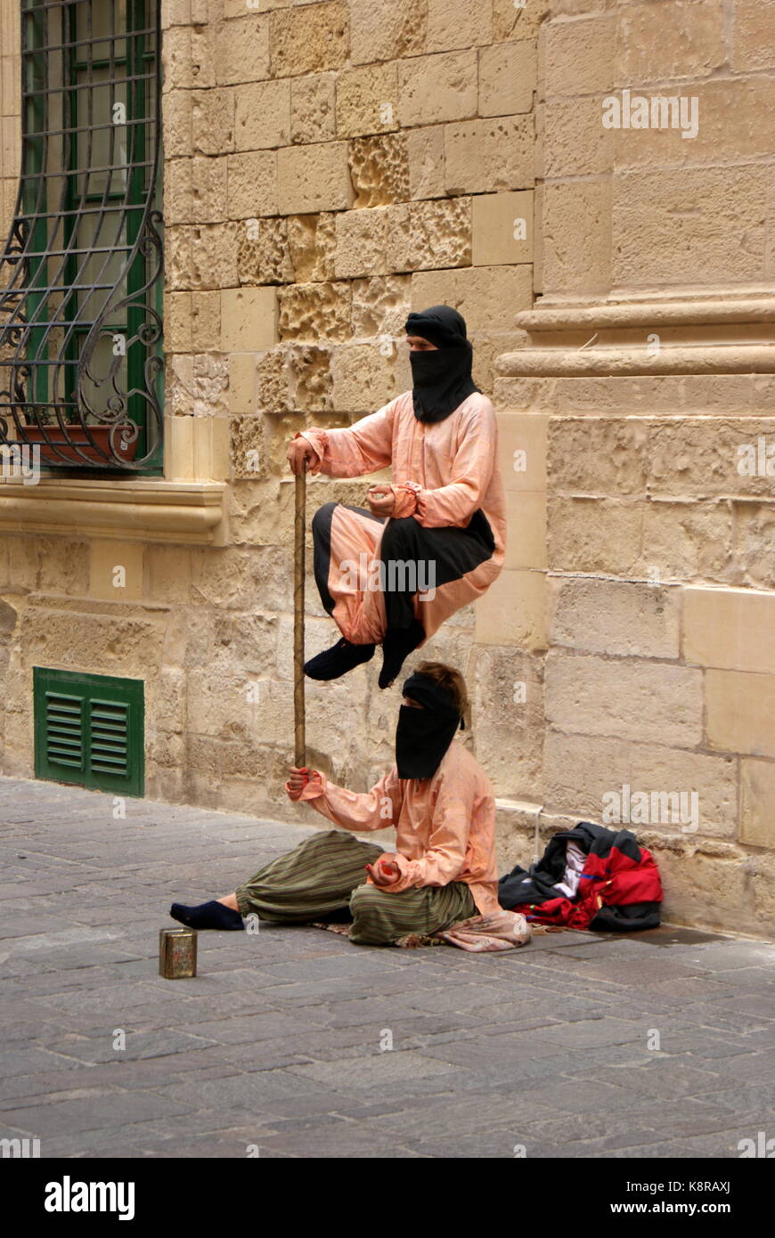 Ein paar lebende Statue Künstler ihren geheimnisvollen Trick durchführen, Valletta, Malta Stockfoto