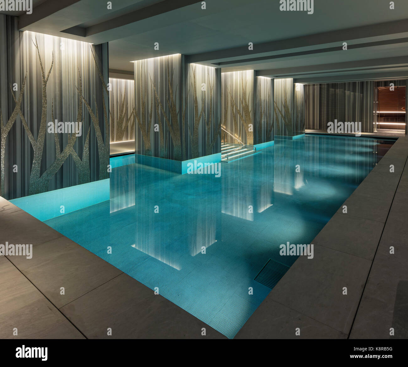 Spa Pool. 10 Trinity Square - Four Seasons Hotel, City of London, Vereinigtes Königreich. Architekt: Aukett Swanke, 2017. Stockfoto