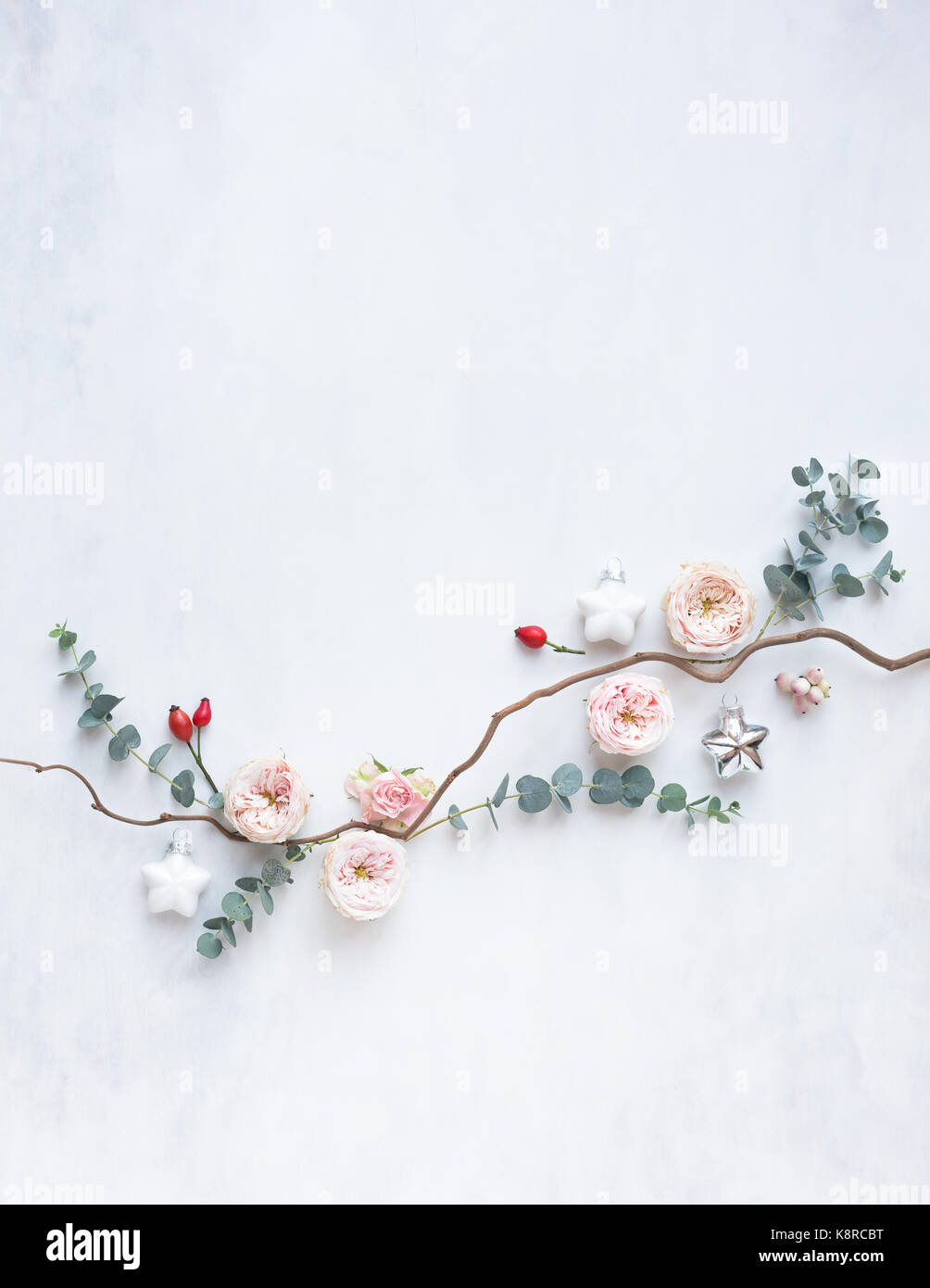 Noch immer leben festliche Weihnachten arrangement mit Blumen, Eukalyptus, Hagebutten und Dekorationen, Ansicht von oben, natürliches Licht Stockfoto
