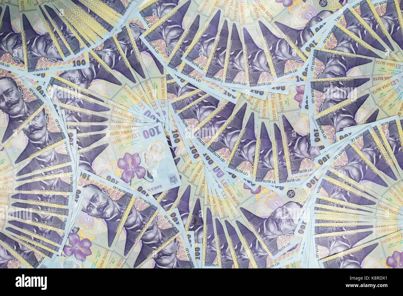 Oberfläche mit mehreren rumänischen Banknoten als Hintergrund Zusammensetzung, Ansicht von oben abgedeckt. Rumänische Banknoten 100 RON. Stockfoto