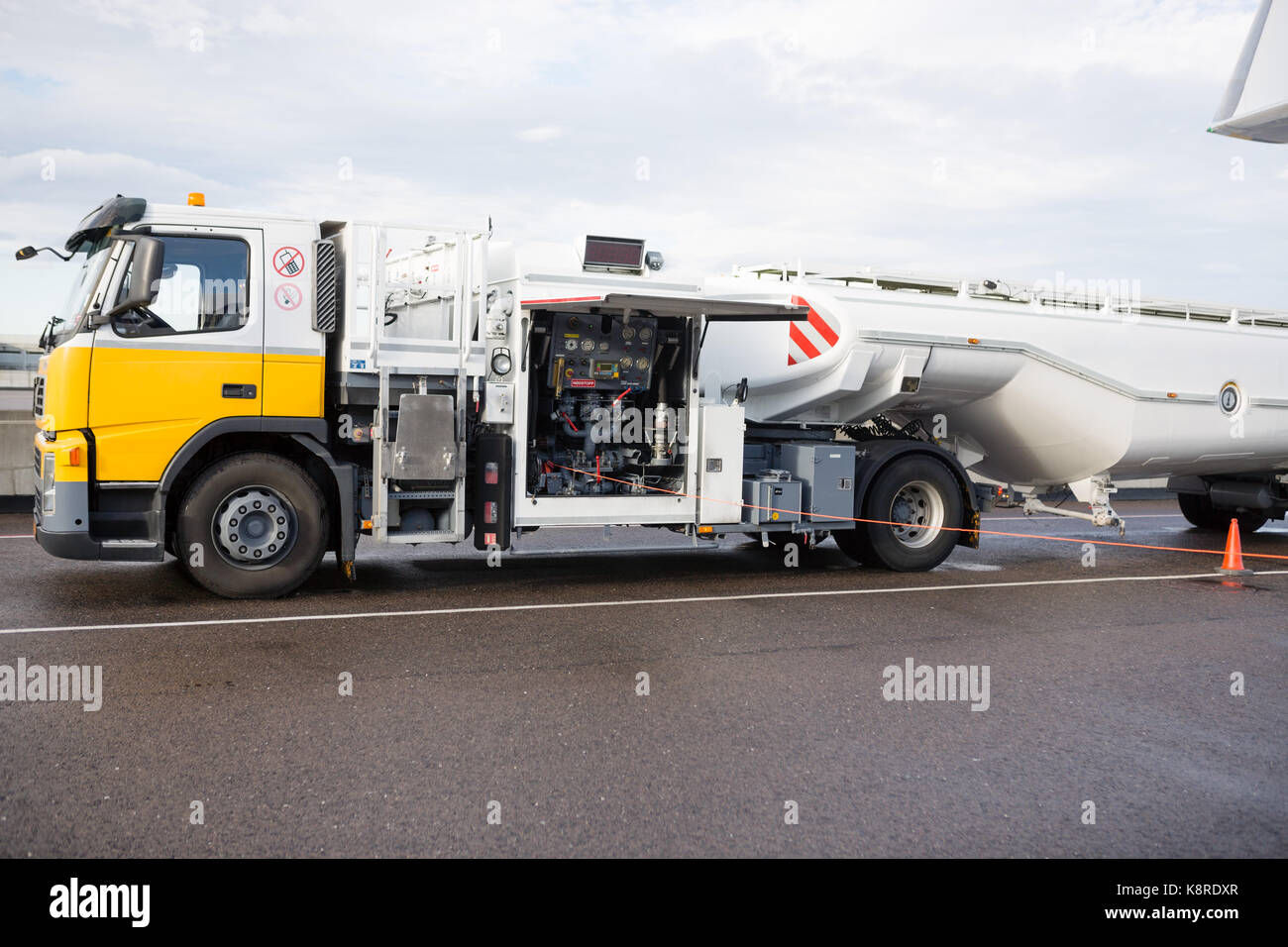 Tanklaster auf nassen Landebahn am Flughafen Stockfoto