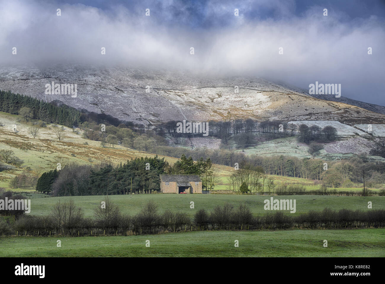 Stein-Scheune vor Bowland Fells mit Schnee, Dunsop Bridge, Lancashire. Stockfoto