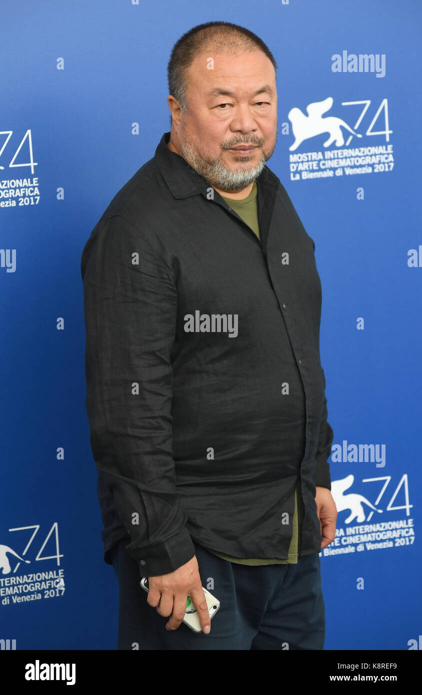 Chinesischer zeitgenössischer Künstler und Aktivist Ai Weiwei die Fotoshooting für Human Flow während der 74Th Venedig Film Festival in Venedig besucht. © Paul Treadway Stockfoto