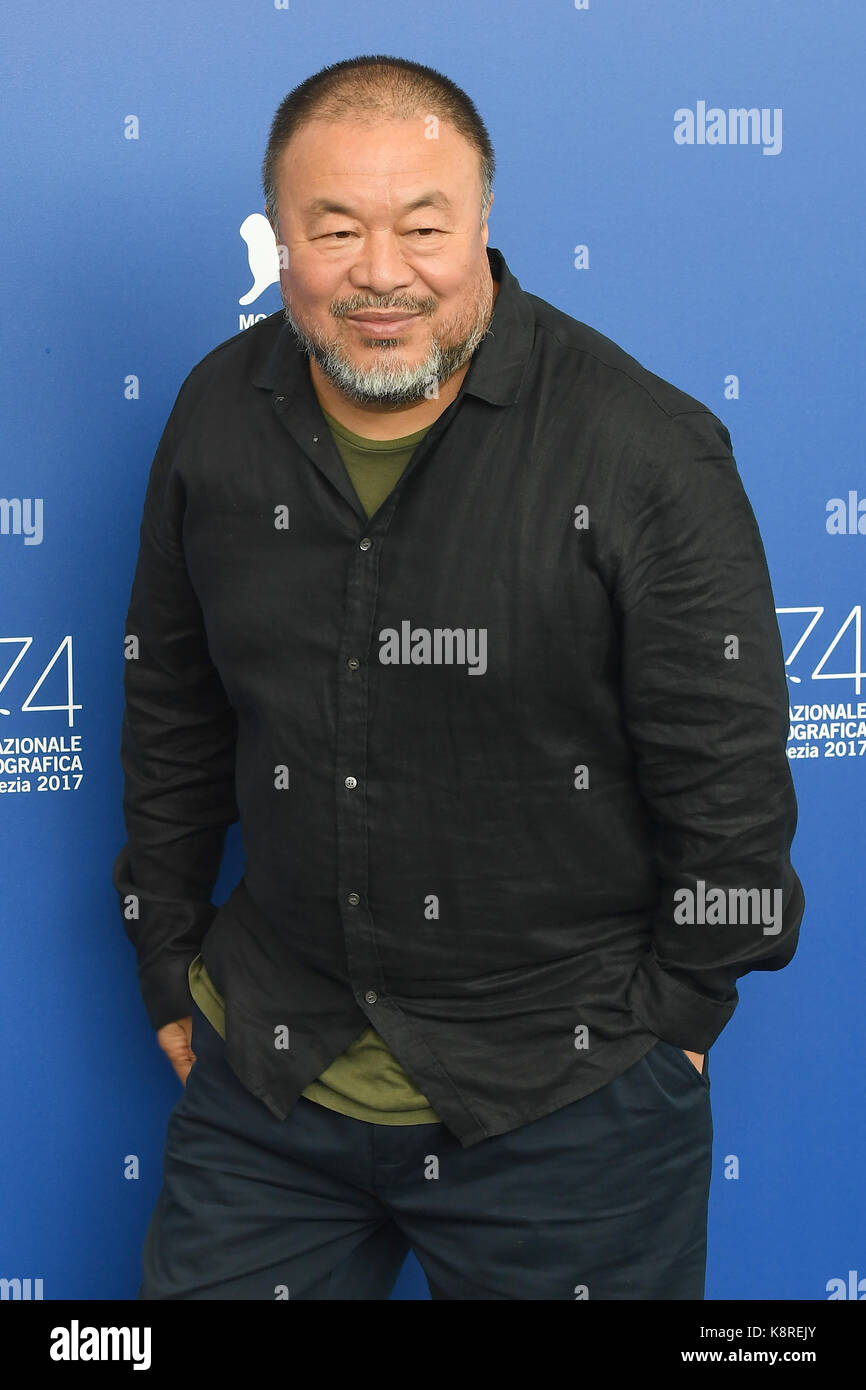 Chinesischer zeitgenössischer Künstler und Aktivist Ai Weiwei die Fotoshooting für Human Flow während der 74Th Venedig Film Festival in Venedig besucht. © Paul Treadway Stockfoto