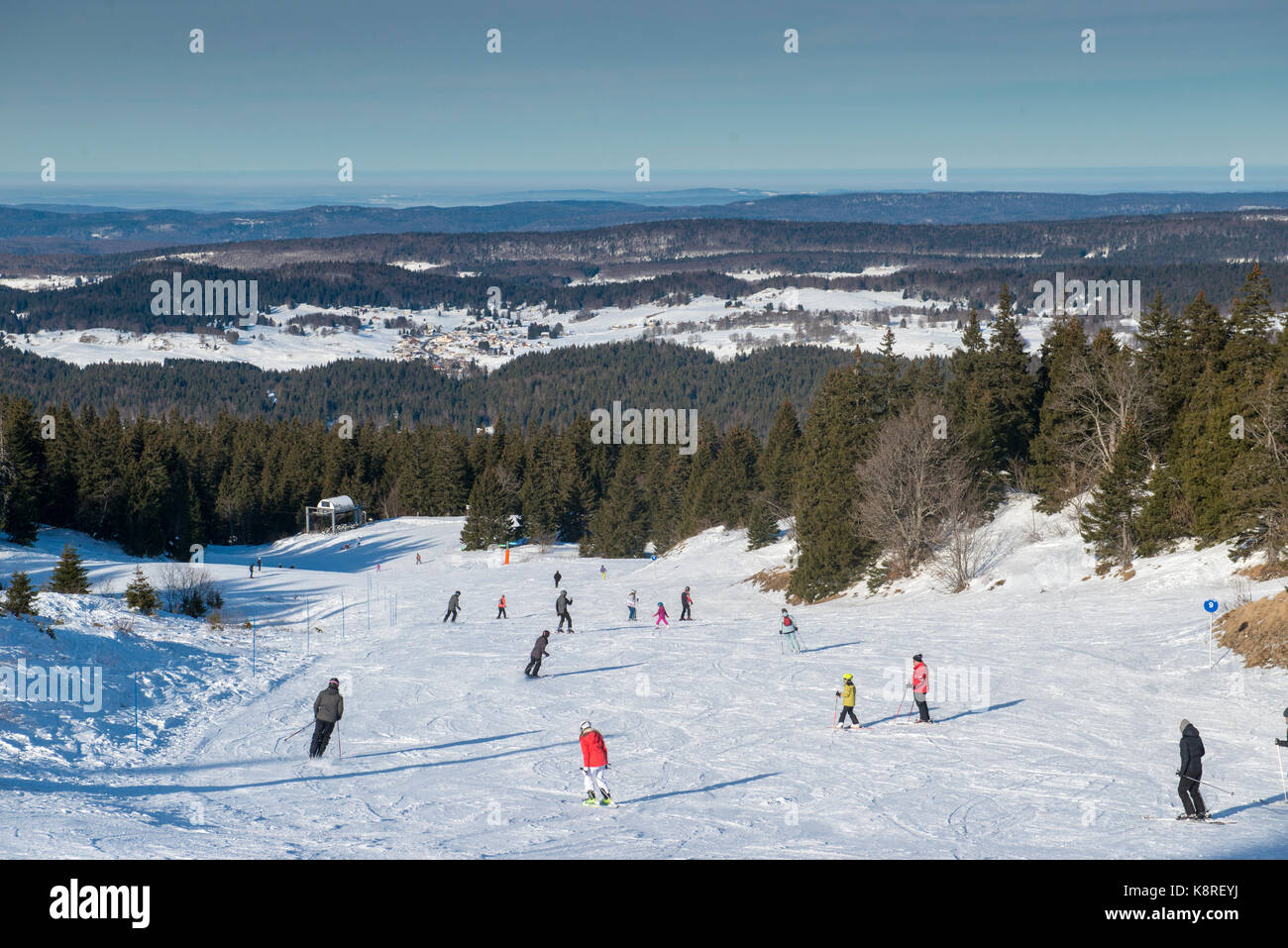 Skifahrer am Mont Rond, Jura, Frankreich Stockfoto