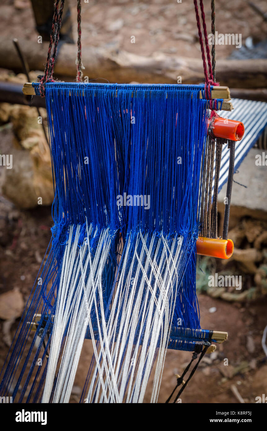 Traditionellen weiß-blauen Tuch für Kleidung außerhalb in der Elfenbeinküste, Westafrika, auf Handwebstühlen hergestellt wird. Stockfoto