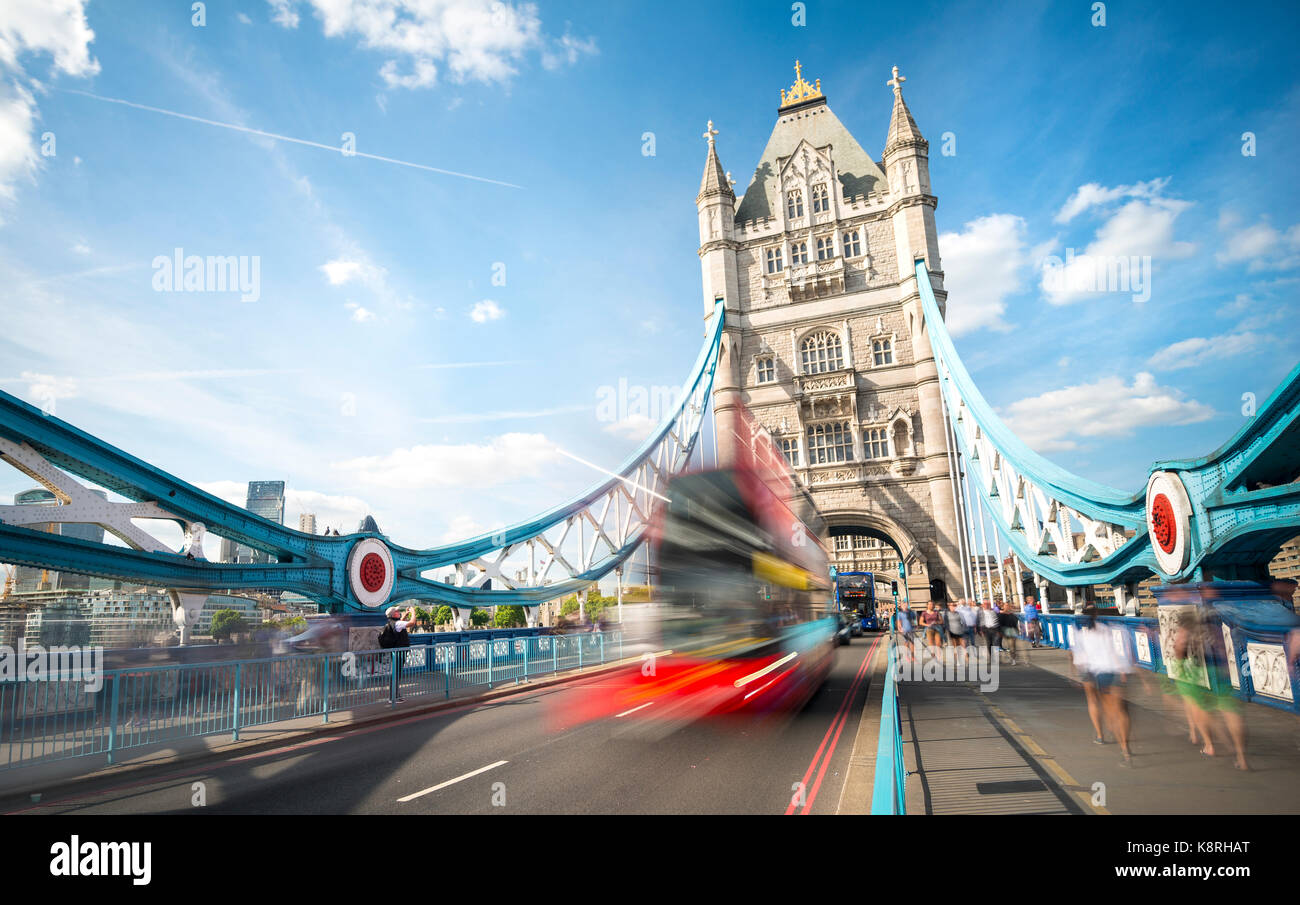 Rote Doppeldecker Bus auf der Tower Bridge, Bewegungsunschärfe, Tower Bridge, London, England, Großbritannien Stockfoto