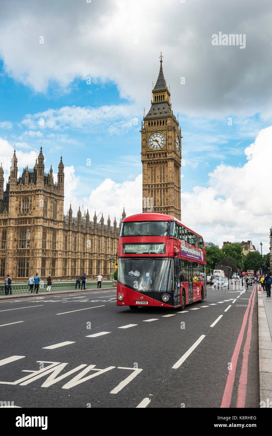 Rote Doppeldecker Bus auf die Westminster Bridge, Westminster Palace und Big Ben, London, England, Großbritannien Stockfoto