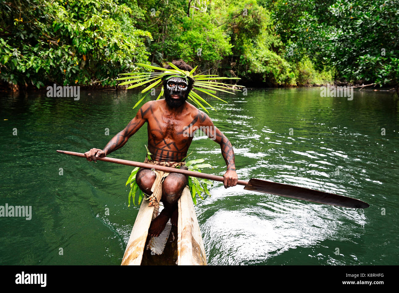 Korafe-Man Paddeln in einem Einbaum Boot, Mc Laren-Harbor, Tufi, Papua-Neuguinea, Ozeanien Stockfoto