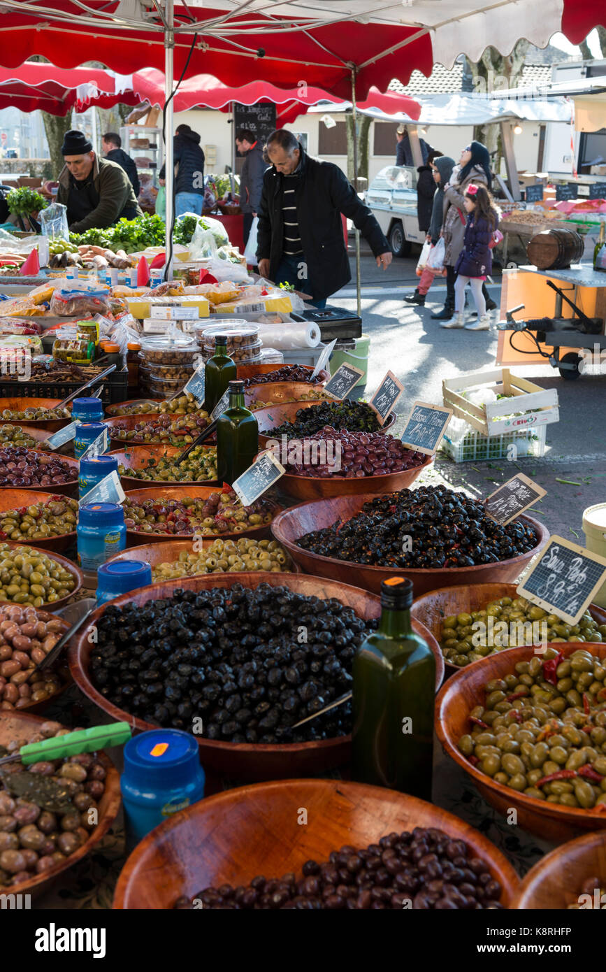 Oliven auf einen Marktstand in Ferney Voltaire, Ain rhone-alpes, Frankreich Stockfoto
