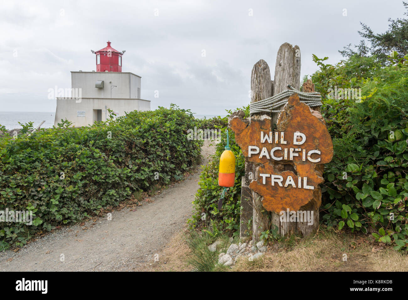 Wild Pacific Trail Wegweiser und Amphitrite Point Lighthouse in Ucluelet, British Columbia, Kanada (September 2017) Stockfoto