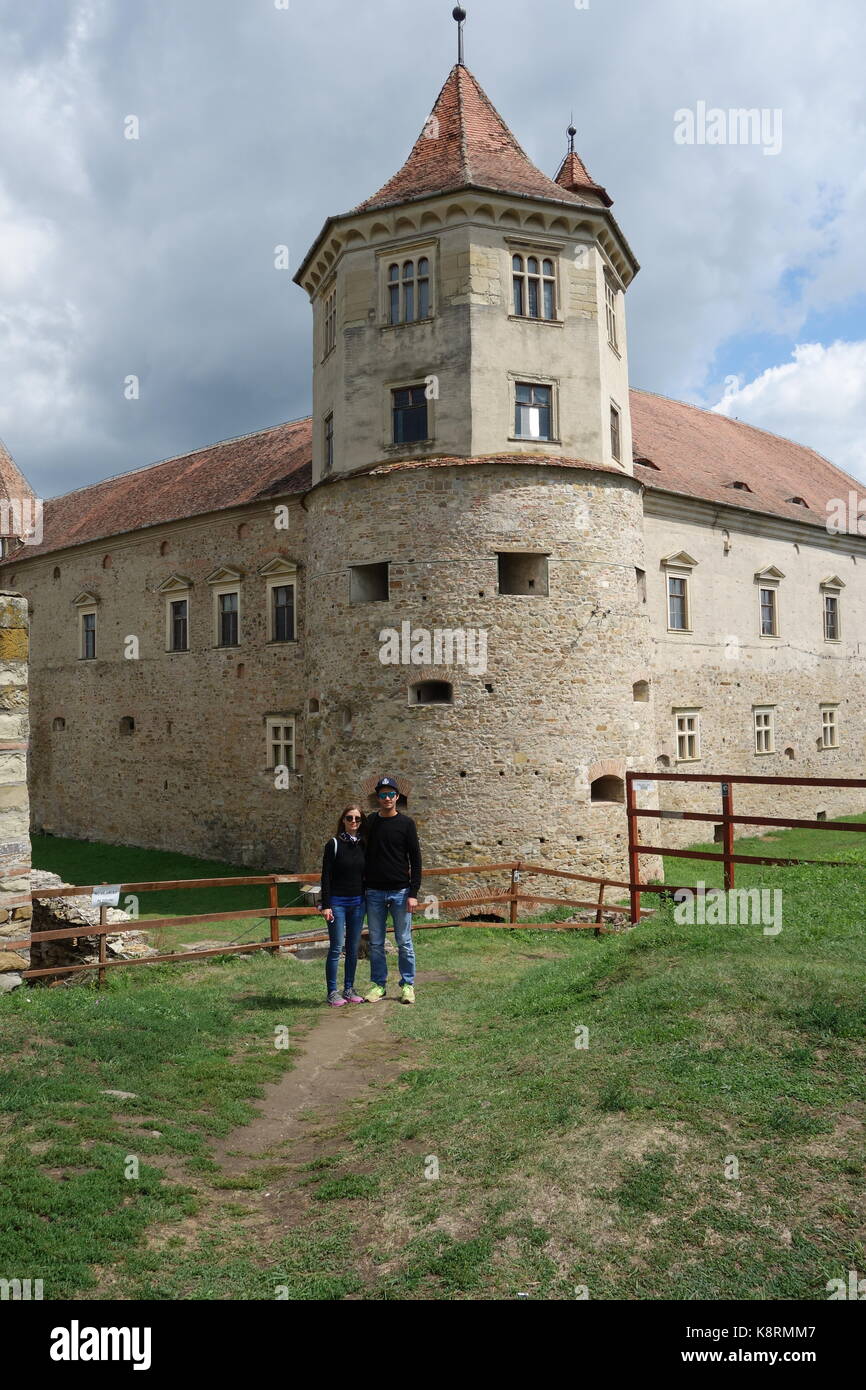 Schöne junge Paar besuchen Fagaras Festung in Brasov, Rumänien Stockfoto