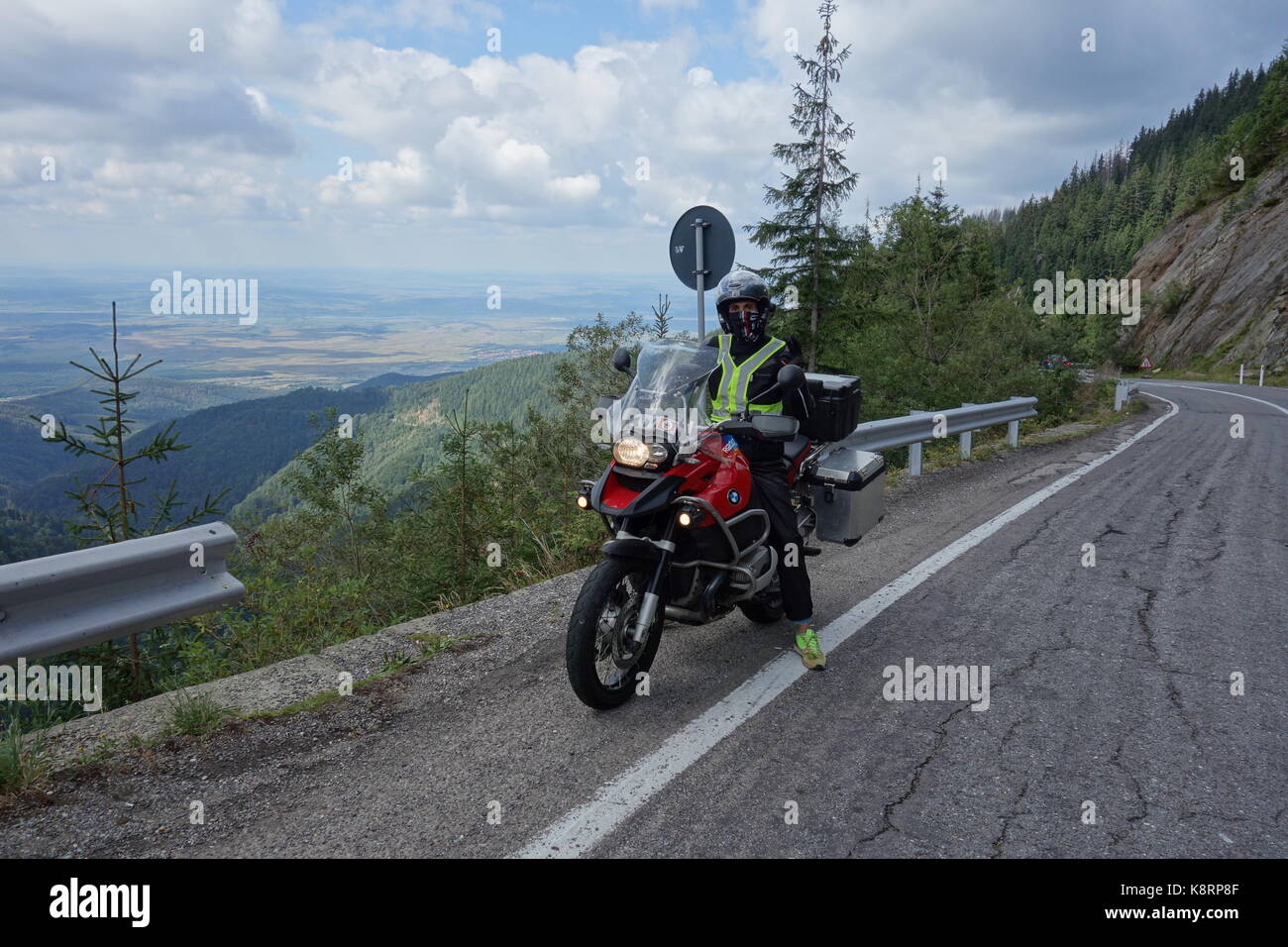Motorrad Mann fahren auf Siebenbürgen Region an der berühmten transfagarasan Straße. Rumänien August 2017 Stockfoto