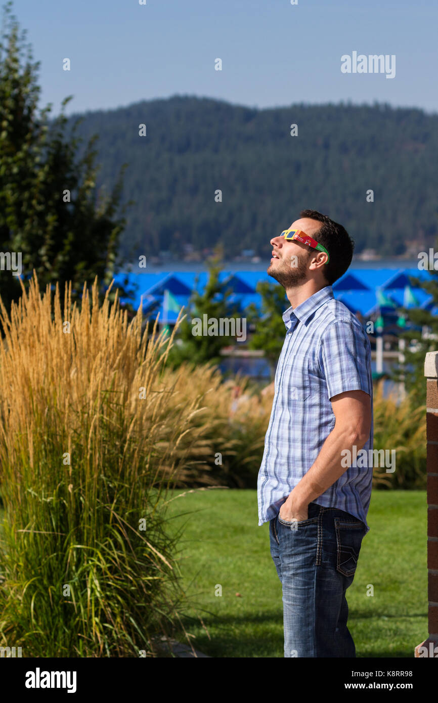 Coeur d'Alene, Idaho - 21. August: junger Mann beobachten die Eclipse mit Augenschutz Brille. 21. August 2017, Coeur d'Alene Idaho. Stockfoto