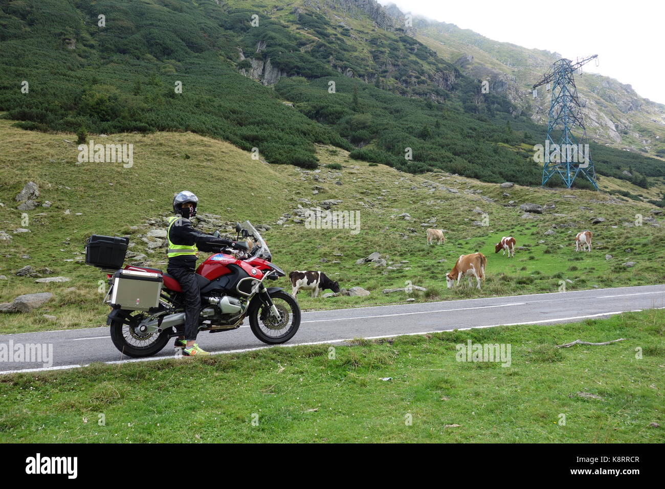 Biker Mann, der einen roten BMW R 1200 GS Adventure in Siebenbürgen Region auf der Transfagarasan Straße. Rumänien. August 2017 Stockfoto