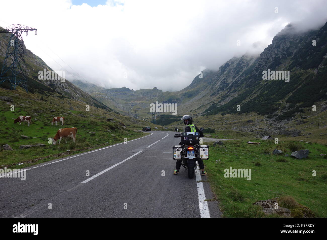 Biker Mann, der einen roten BMW R 1200 GS Adventure in Siebenbürgen Region auf der Transfagarasan Straße. Rumänien. August 2017 Stockfoto