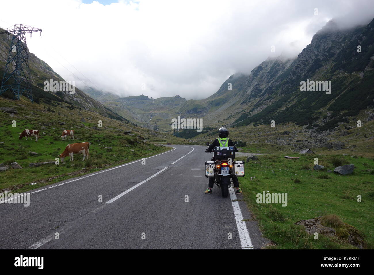 Biker Mann, der einen roten BMW R 1200 GS Adventure in Siebenbürgen Region auf der Transfagarasan Straße. Rumänien. August 2017 Stockfoto
