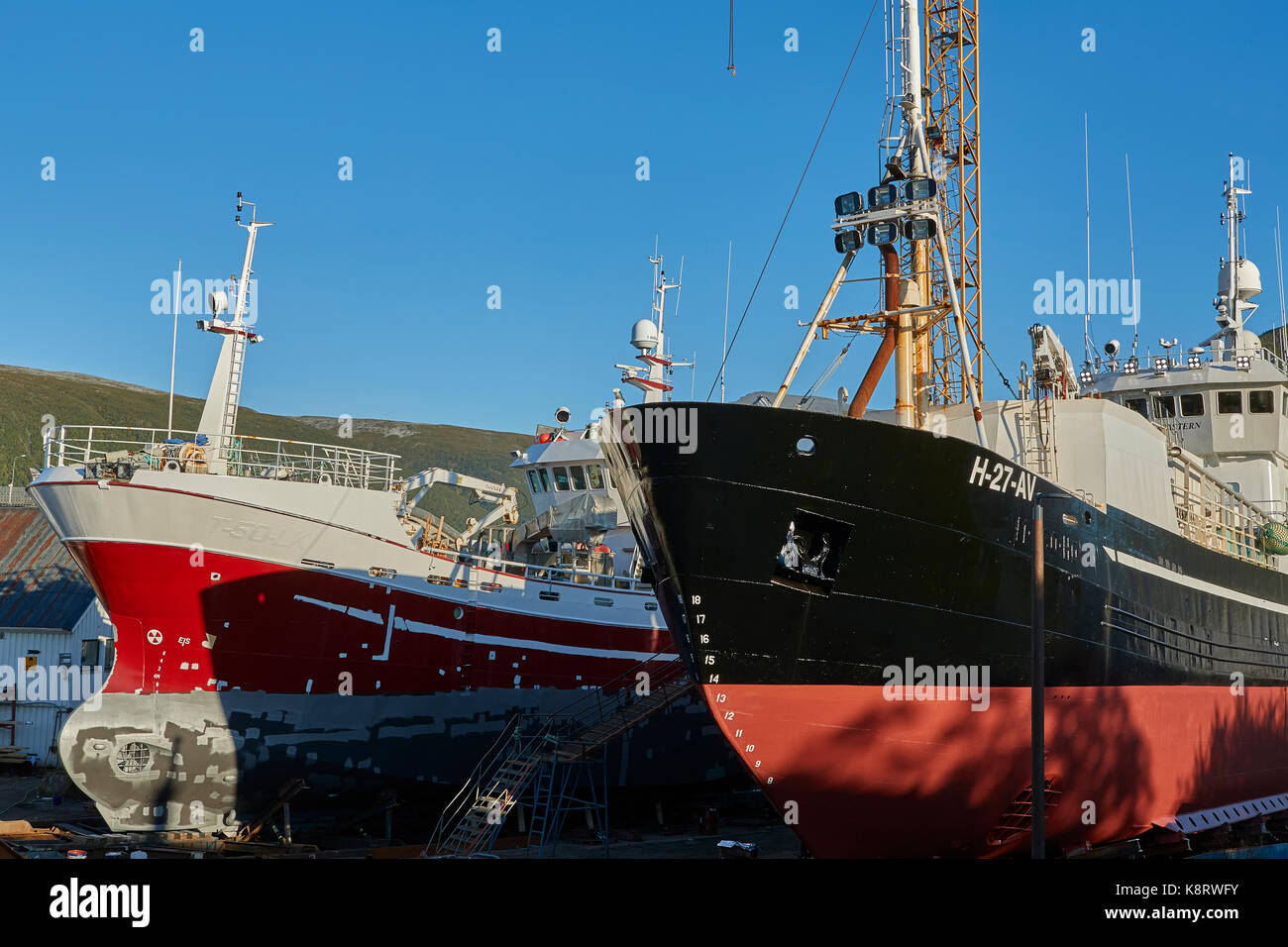 Norwegische kommerzielle Boote auf einem Schiff Reparaturwerft Tromso, Norwegen. Stockfoto