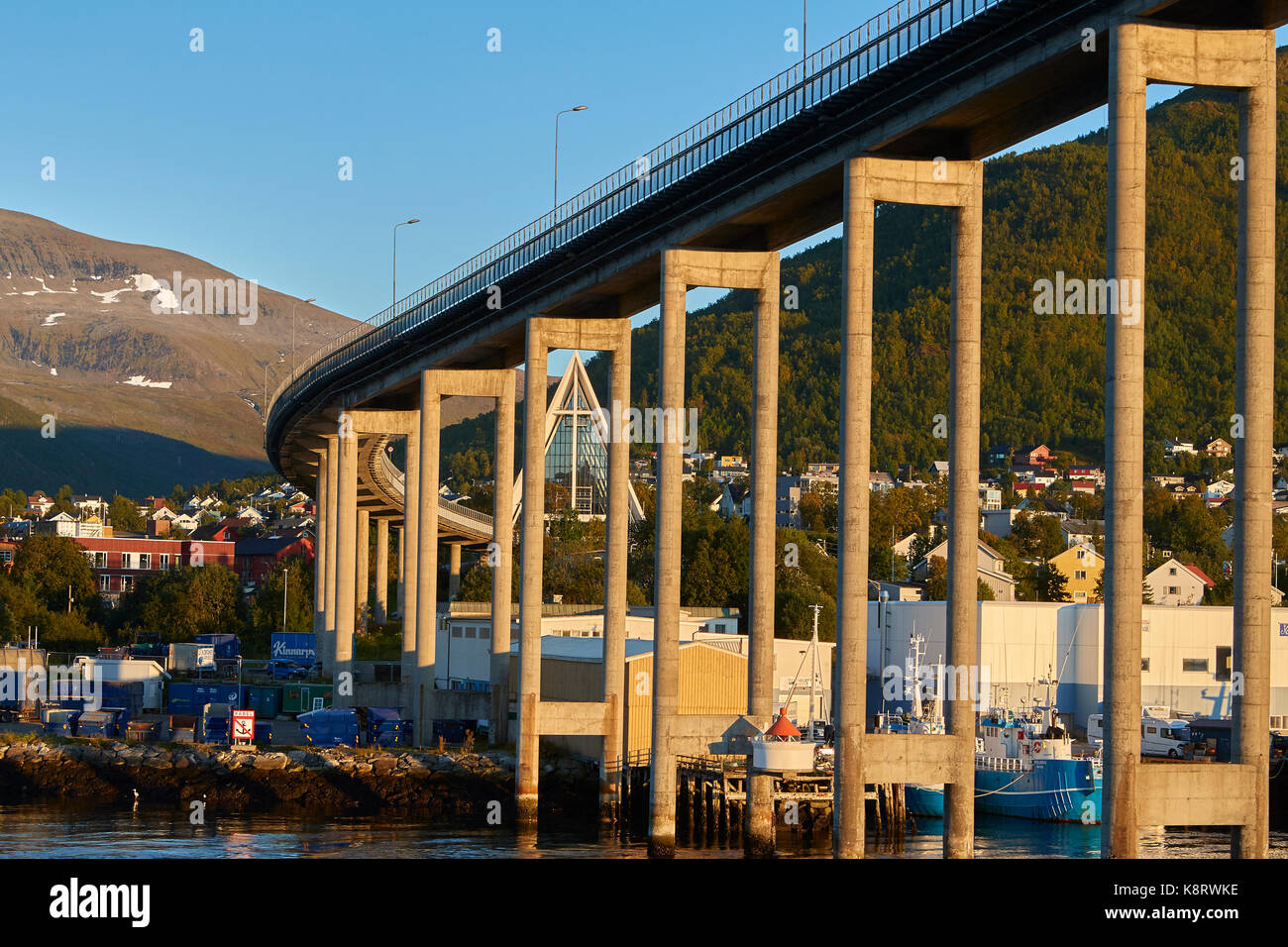 Die Eismeerkathedrale und Tromsø-Brücke, Tromso, Norwegen. Stockfoto