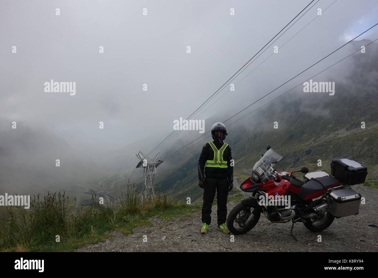 Motorrad Mann fahren auf Siebenbürgen Region an der berühmten transfagarasan Straße. Rumänien August 2017 Stockfoto