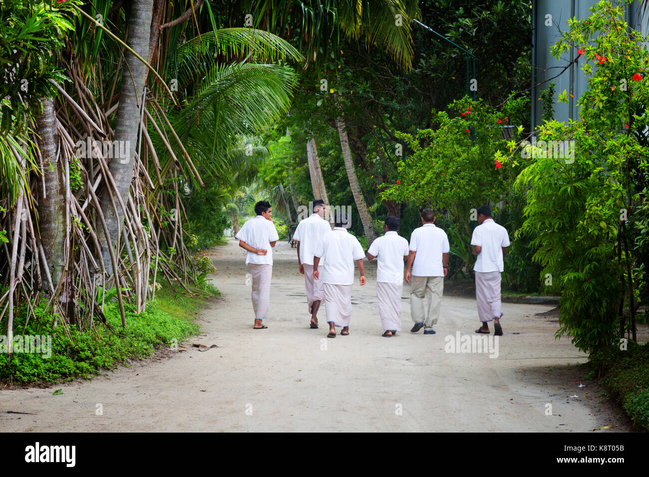 Malediven Einheimischen (die Malediver) zu Fuß auf der Straße, Rasdhoo Atoll, Malediven. Asien Stockfoto